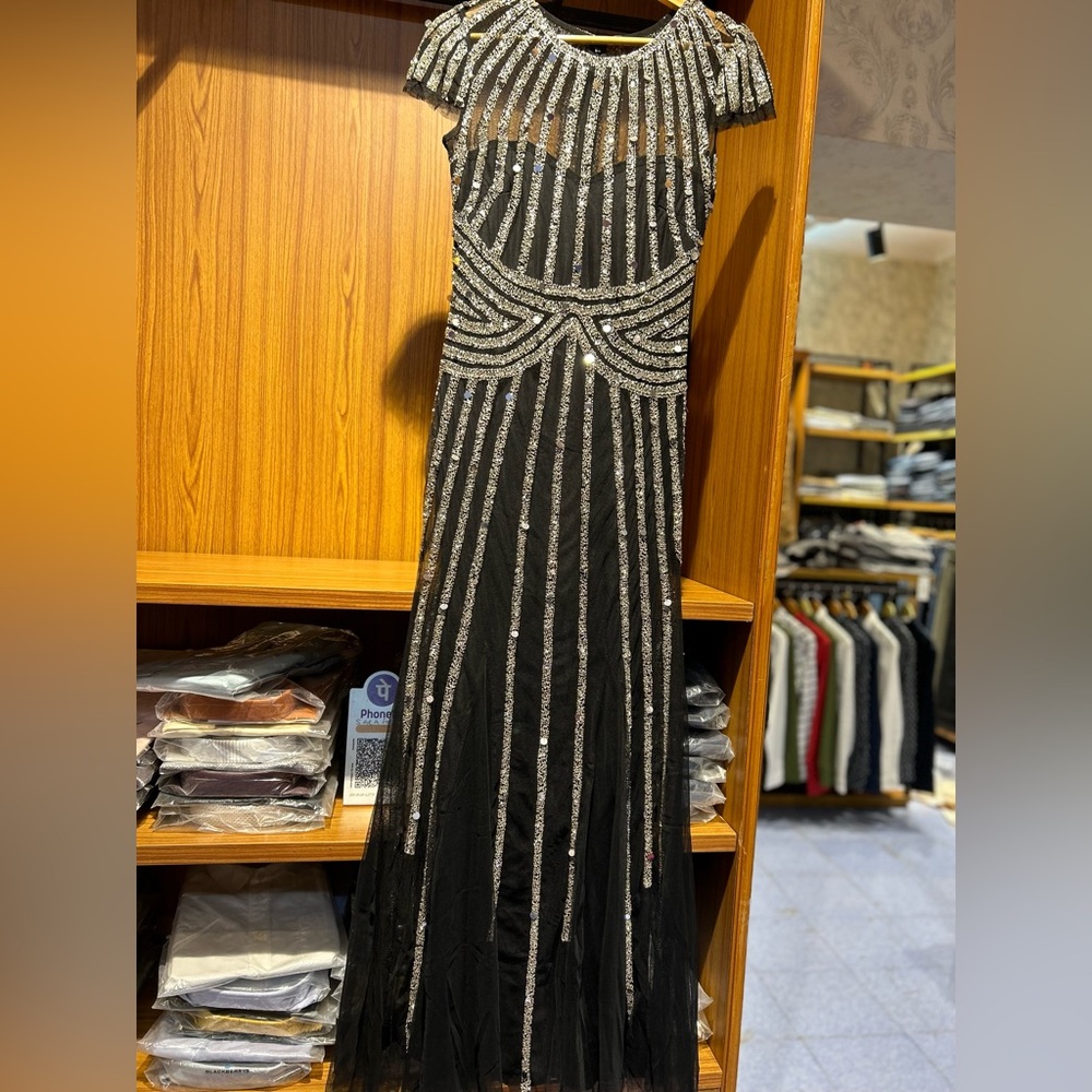 Long skinny black Elegence gown - Picture 3 of 11